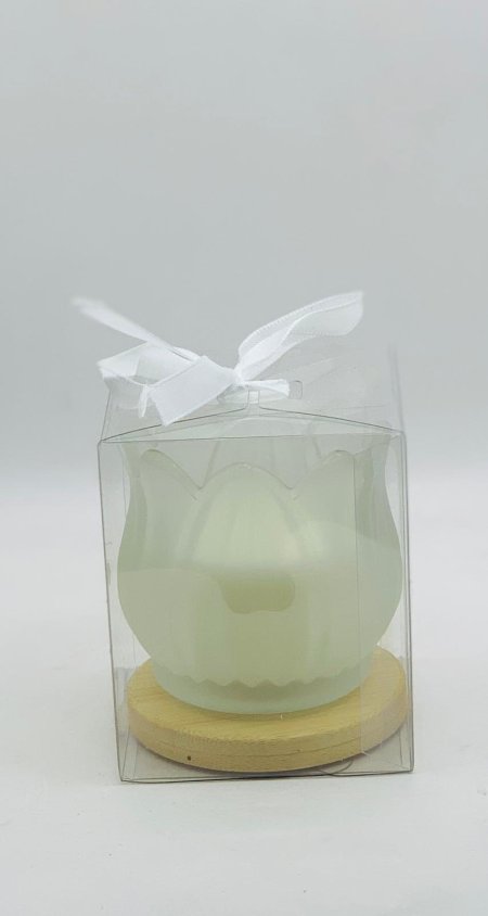 توزيعة شمعة مع صحن خشب